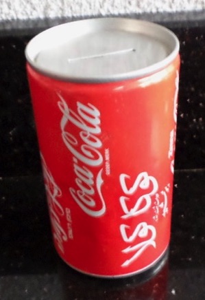 499016-1 € 3,00 coca cola spaarpot blike vreemde talen.jpeg